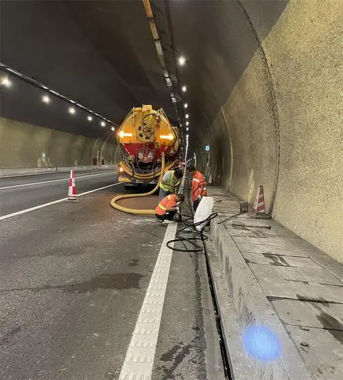 洛南隧道排水渠清淤